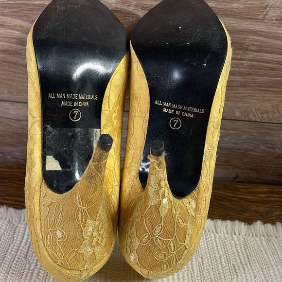 Classified Ladies Lace High Heels, Sequin and Bead Design, Size 7, Gold, Vintage - Picture 7 of 10